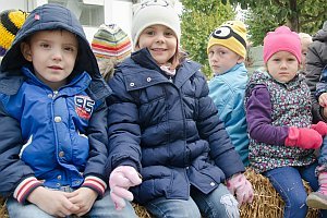 Traktorfahrt zum Erntedankfest im Kindergarten Neufeld, 30.09.2015