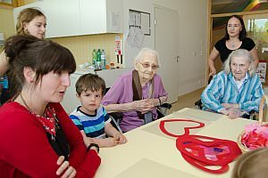 Pflegeheim besucht Neufelder Kinderkrippe, 10.05.2013