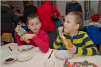 Roratefrhstck mit Volksschlern in Neufeld, 10.12.2015