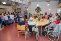 Volksschule feiert Weihnachten im Pflegeheim Neufeld, 22.12.2016
