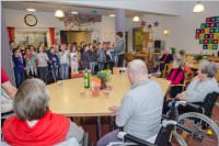 Volksschule feiert Weihnachten im Pflegeheim Neufeld, 22.12.2016