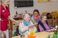 Volksschule feiert Weihnachten im Pflegeheim Neufeld, 22.12.2016