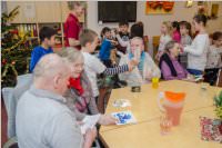Volksschule feiert Weihnachten im Pflegeheim Neufeld, 22.12.2016