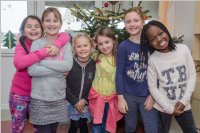 Volksschule feiert Weihnachten im Pflegeheim Neufeld, 22.12.2016
